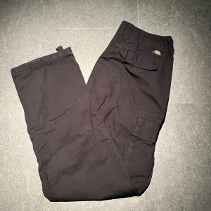 Dickies Cargo pant - Ett par snygga svarat dickies cargo pants modell eagle bend. Knappt använda, kan finnas lite katthår men inget som är svårt att få bort. Lite lösare/rakare passform. Längden passar mig som är 187. Pris kan diskuteras!