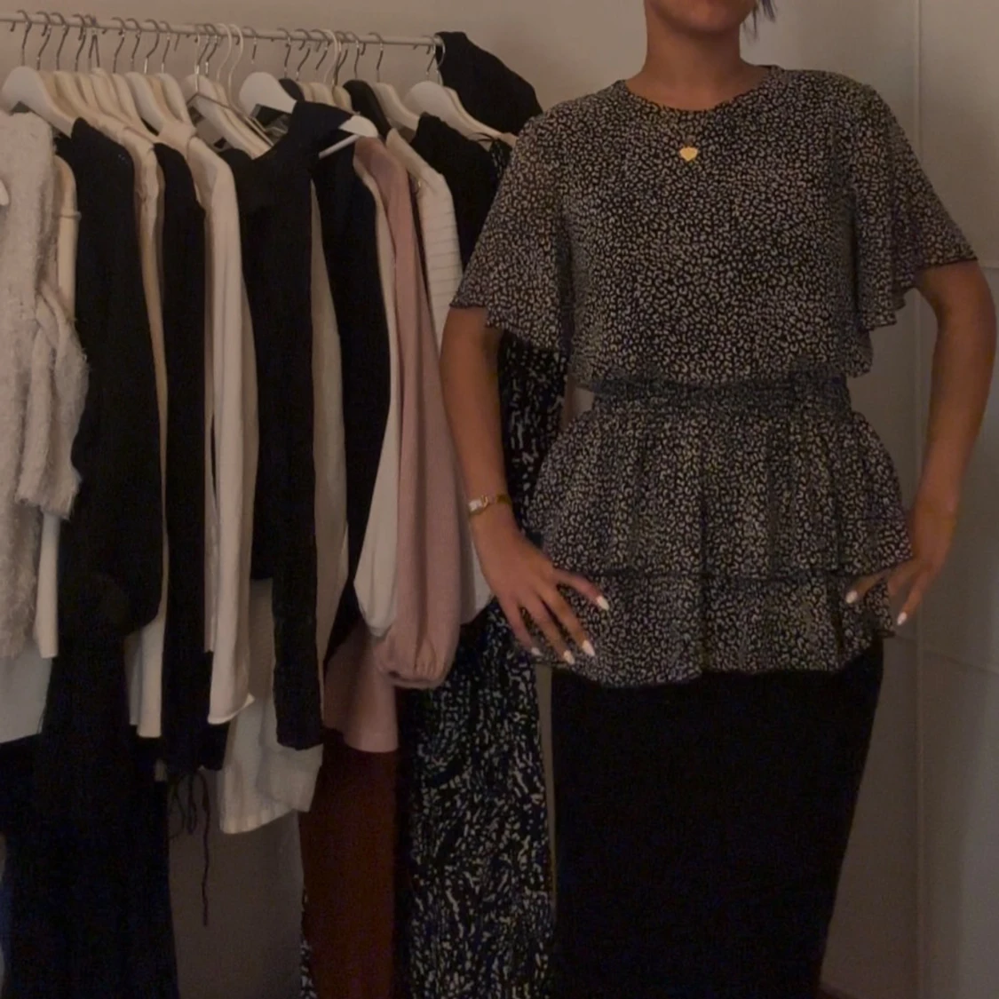 Svart och vit prickig blus - 92