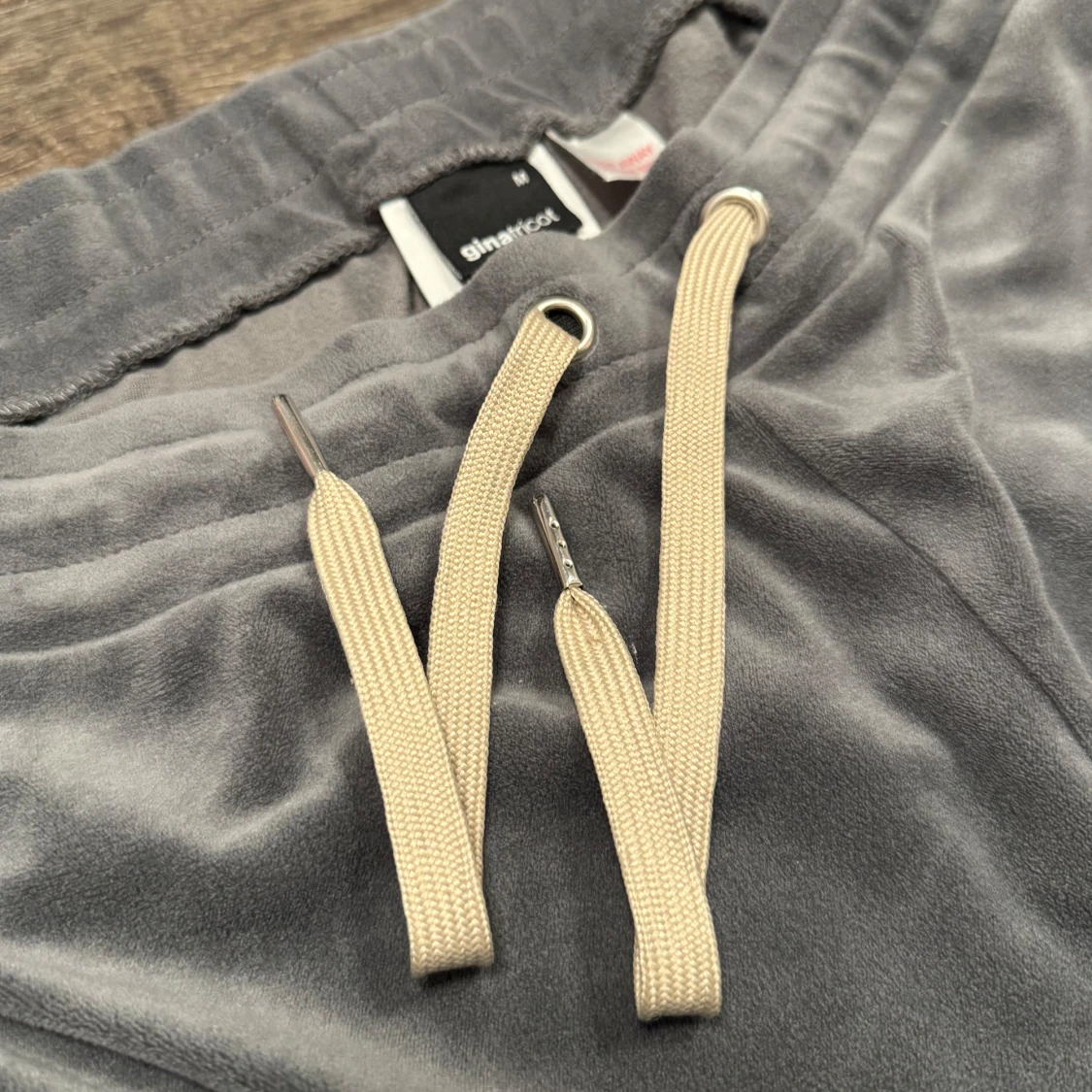 Gina Tricot Cecilia Velour grå mjukisbyxor - 91