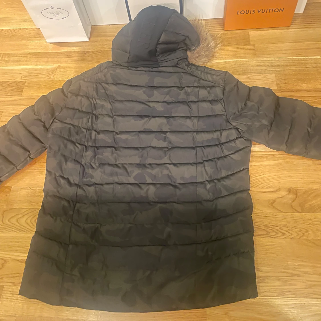 Svart dunjacka från Moncler strl XL - 90