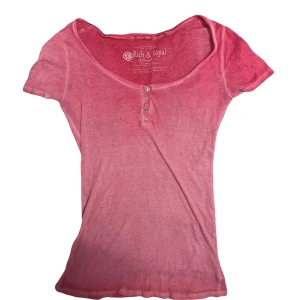 t-shirt Rich & Royal - Snygg rosa t-shirt från Rich & Royal med rund halsringning och tre knappar framtill. Sitter tajt, jätteskön material passar xs-m pga jätteke stretch tar ba swish 