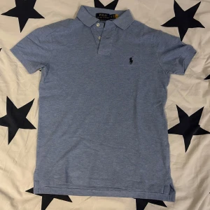 Piké från ralph lauren - En fet piké från ralph lauren super duper bra skick aldrig använd eftersom jag köpte i helt fel storlek. Original pris 899:- kan diskutera pris och sänka under snabb affär.