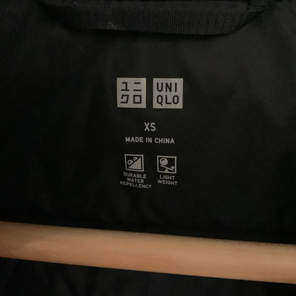 Säljer en stilren svart dunväst från Uniqlo i storlek XS. Västen har en dragkedja framtill och är lättviktig med vattenavvisande material. Perfekt för lager-på-lager under kyliga dagar.. Takit.
