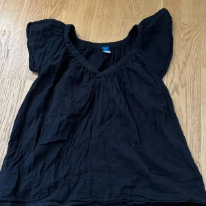 Svart blus med v-ringning - Snygg svart blus med v-ringad hals och korta ärmar från old navy 