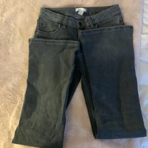 Mörkblå jeans - Snygga mörkblå jeans med klassisk femficksdesign. De har en rak passform och är perfekta för en avslappnad stil. Jeansen har en knappgylf och bälteshällor. Basis ifrån Gina ❤️