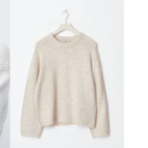 Beige stickad tröja - Säljer denna stickade tröja från Gina. Använd ett fåtal gånger och säljs då den inte kommer till användning. Tröjan är i storlek S och nypris 399🌸