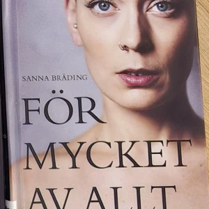 För mycket av allt - Boken 'För mycket av allt' av Sanna Bråding har ett omslag med ett närbildsfoto av en person med en neutral ansiktsuttryck. Titeln är tryckt i stora svarta bokstäver över bilden.
