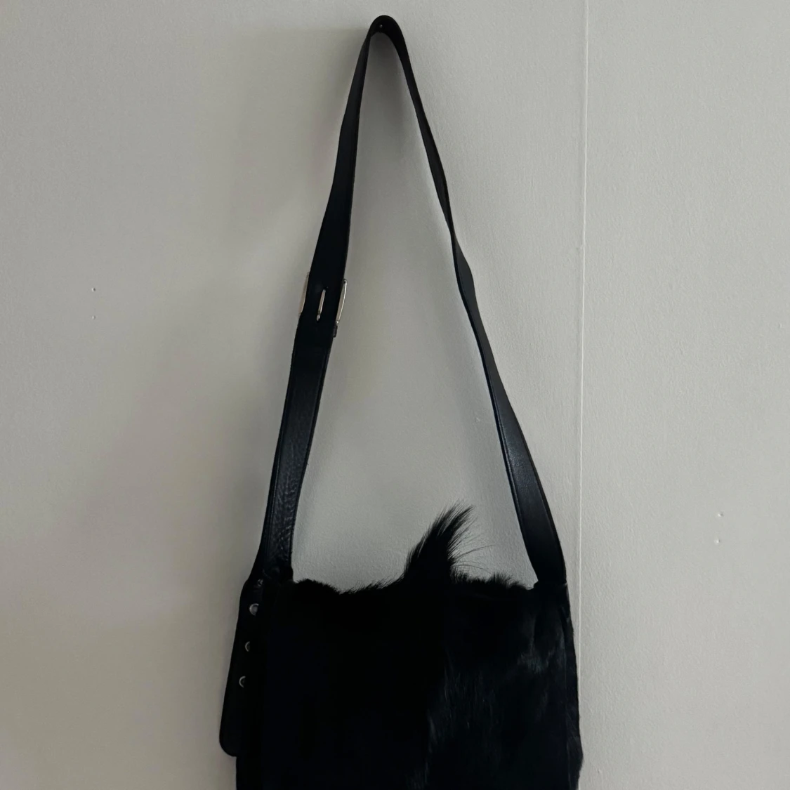 svart axelväska i päls - 90