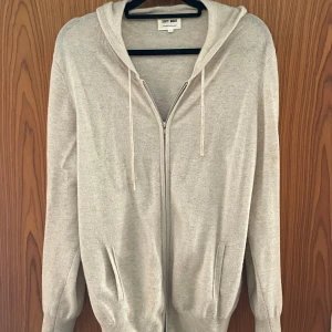 Grå hoodie från Soft Goat - Mysig sand/kräm vit hoodie från Soft Goat med dragkedja och huva. Perfekt för dig som vill ha stil men ändå vara bekväm i vardagen. Tröjan är väldigt passivit använd och är nästan som ny skulle säga 8,5/10 skick. Nypris ligger på 3000kr, skriv om ni har några funderingar😊