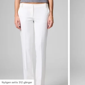 Vita kostymbyxor från BikBok - Köptes här på plick. Aldrig användna!! Mycket bra skick. Storlek 38 men passar 36.