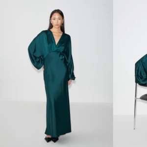 SÖKER DENNA KLÄNNING - Elegant mörkgrön långklänning i satin med v-ringning och långa puffärmar. Perfekt för en stilfull kväll.