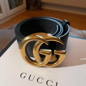 Gucci skärp - Snyggt svart skärp från Gucci. Kommer med originalförpackning och dustbag. Mått: 80•32