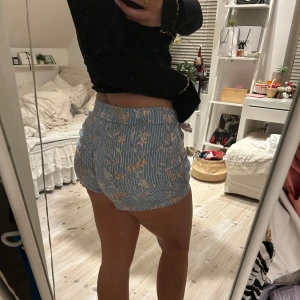 Randiga shorts  - Super söta blommiga shorts man knyter framtill! ❤️🥰