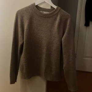 Stickad tröja Zara  - Jag säljer denna stickade tröja från Zara eftersom att den inte används, den är i ett bra skick.