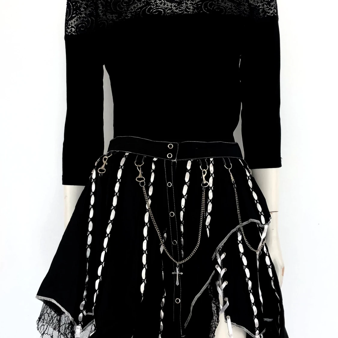 Svart klänning med spets och kedjedetaljer S