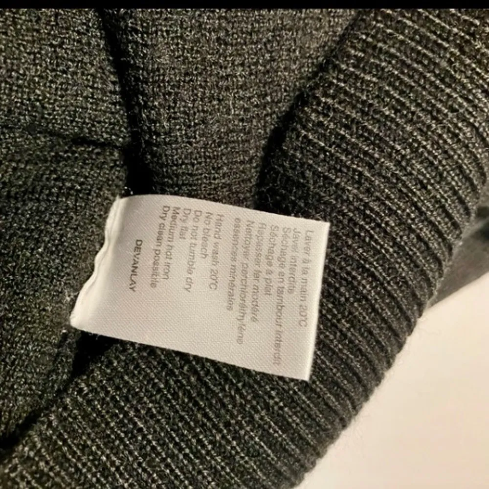 Snygg svart tröja från Lacoste med v-ringning och det klassiska krokodilmärket på bröstet. Perfekt för en stilren look. Tröjan är tillverkad i en mjuk och bekväm ullblandning.. Neuletakit & Villapaidat.