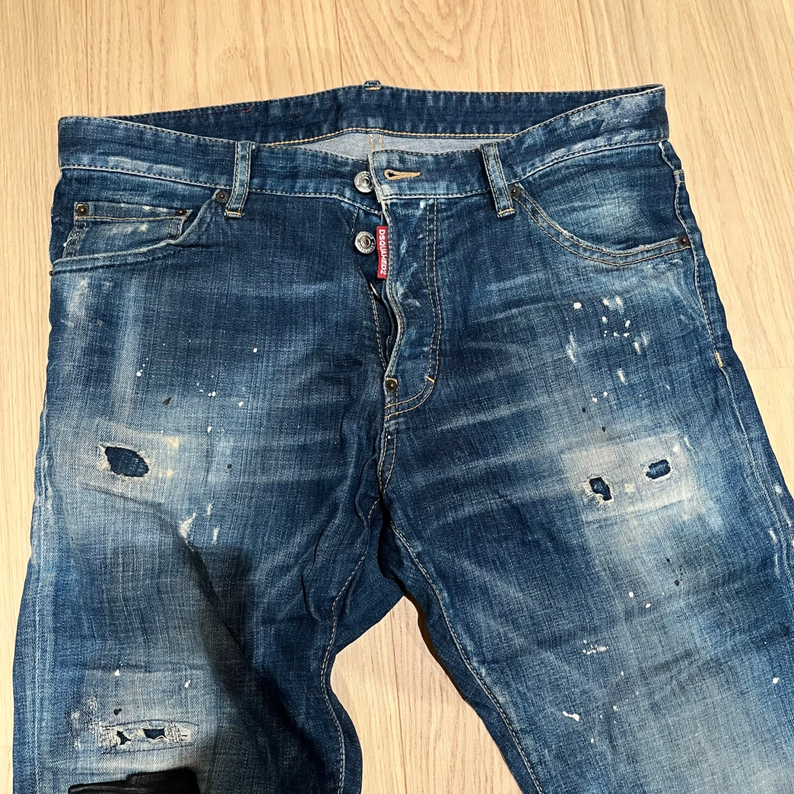 Blå jeans med slitningar och detaljer - 90