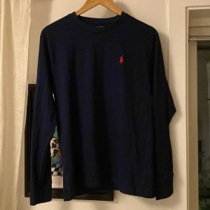 Mörkblå  tröja  Polo Ralph Lauren - Säljer en mörkblå raulph lauren sweatshirt då den inte passar. Har använts 1 gång och är därmed i bra skick. Strl M, köpt från boozt.