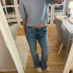 Ljusblå stickad tröja - Säljer en ljusblå stickad tröja med trekvartsärmars som jag har använt en del🥰 Tröjan har en ribbad kant vid halsen och ärmarna. Den är lite nopprig som man ser på sista bilden! 