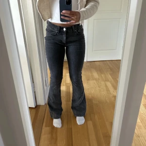 Svarta bootcut jeans från Gina - Snygga svarta bootcut jeans med låg midja. Lite slitningar längst ner vid benen men inget som man lägger märke till💕
