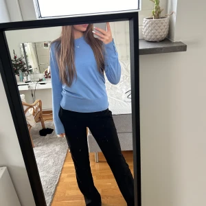 Blå tröja med knappar - Jättefin och mjuk tröja från Lindex. Har snygga detaljer längst ner på armarna. Sparsamt använd💗