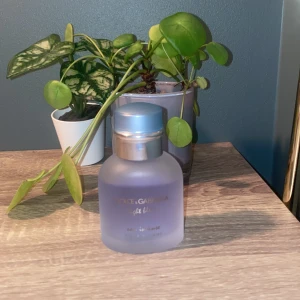 Dolce Gabbana light blue - Säljer denna dolce Gabbana light blue intense, en perfekt parfym till sommaren som doftar mycket mandarin och citrusnoter. Parfymen har runt 40ml kvar av 50. Pris kan diskuteras