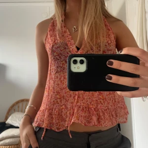 Ärmlös blommig blus - Söt blommig topp från Mango i rosa/orange 🩷Sparsamt använd och perfekt till sommaren!