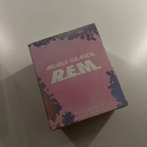 Ariana Grande R.E.M. Parfym - Fint skick i original förpackning:) 30ml. Doft ska likna ”saftig fikon och salt karamell”. Original pris ~500kr