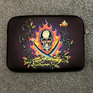 Vintage Svart datorväska från Ed Hardy - Den har vart i gadoroben i några år. Men nu ska den säljas. Vintage Ed Hardy väska.