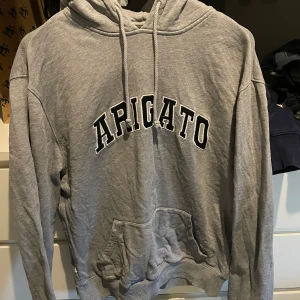 Hoodie Axel Arigato - Snygg hoodie, nypris 1500 kr. 