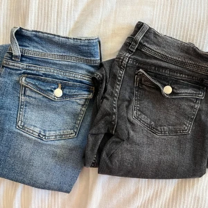 Två par jeans i blått och svart - Säljer två par jeans, ett i ljusblått och ett i svart från Gina Young. Båda är i jättebra skick. ❤️Låg midja med Bootcut. 250 för båda 150 för ett par.