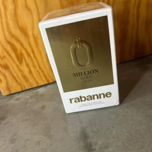 Million Gold for Her från Rabanne - Elegant parfym i en lyxig guld- och vitförpackning. 'Million Gold for Her' är en Eau de Parfum som utstrålar exklusivitet och stil. Perfekt för den som vill ha en sofistikerad doftupplevelse.