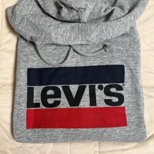 Levi's hoodie tröja strl S. - Levi's hoodie tröja strl S. Endast använd vid ett tillfälle. Nypris: 700 kr