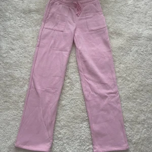 Rosa raka mjukisbyxor  - Ett par raka mjukisbyxor med fluff inuti! 