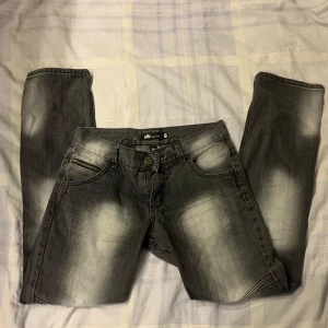 Svarta jeans från Lab industries  - Jätte snygga och fräcka jeans från märket ”Lab industries”, aldrig använda och är i storlek 164. Ser jätte bra ut på och är verkligen så fina. Inga defekter alls