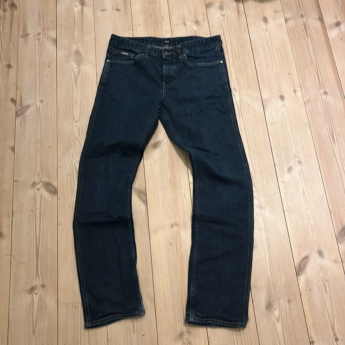 Mörkblå jeans från Hugo Boss