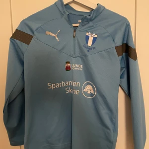 MFF tröja - En MFF tröja som knappt är använd. Tröjan är i storlek 13-14 år. Skriv till mig för ytterligare frågor. Har även mycket litet rött märke fram på tröjan.