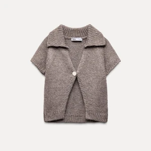 Beige stickad kofta från Zara - Säljer en mysig beige stickad kofta från Zara med korta ärmar och en stor knapp framtill. Helt ny med prislapp då jag fick den i julklapp💓liten i storleken