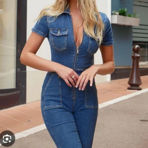 Blå jeansbyxdress med dragkedja - Jag är vanligtvis en S och denna är tajt på mig. Så mer S än M. Notera att (till skillnad från bild 2) så har mitt exemplar bröstfickor som på första bilden. 