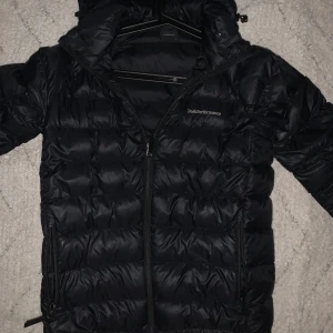 Peakperformance Jacka - Peakperformance jacka väldigt värmande och skyddar mot snö och regn, funkar även på hösten, den har dok slitits på ena ärmen det går att fixa genom att köpa en tejp för jackor för under 100kr och den kmr vara perfekt 