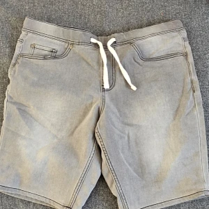 Grå shorts från Livergy - Snygga grå shorts från Livergy med snörning i midjan. Perfekta för en avslappnad stil. De har både fram- och bakfickor för extra funktionalitet.