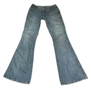 Lågmidjade vintage jeans  - Såå snygga lågmidjade vintage jeans! Tyvärr för små för mig! Midjemått och innerben syns på bilderna. Köp via köp nu direkt eller Swish, kvar tills markerad som såld ❤️