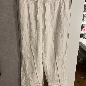 Vita linnebyxor från Bik Bok - Vita linnebyxor i storlek s från bik bok.