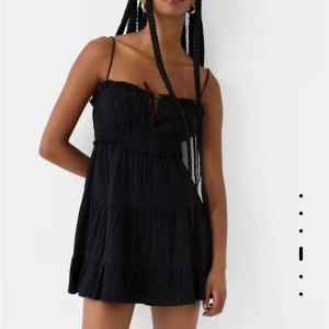 Svart klänning - Svart klänning från BERSHKA. Helt oanvänd i storlek S.