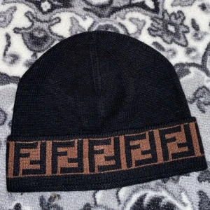 Fendi mössa - Skön mössa nu när det är kallt ute, ”använd” . Skicket är bra säljer pga av köpt en annan mössa:)[snabbäffar pris kan sänkas]
