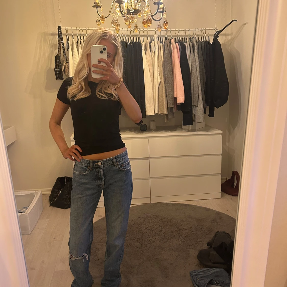 Blå jeans med ett hål strl 34 - 92