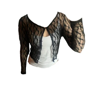 Svart spetskofta - Snygg svart spetskofta med knappar framtill. Knappt använd och i mycket gott skick, tyvärr vet jag inte vilket märke den är och lappen är bortklippt. Skulle gissa att storleken är S men ni får meddela om ni vill ha exakta mått.