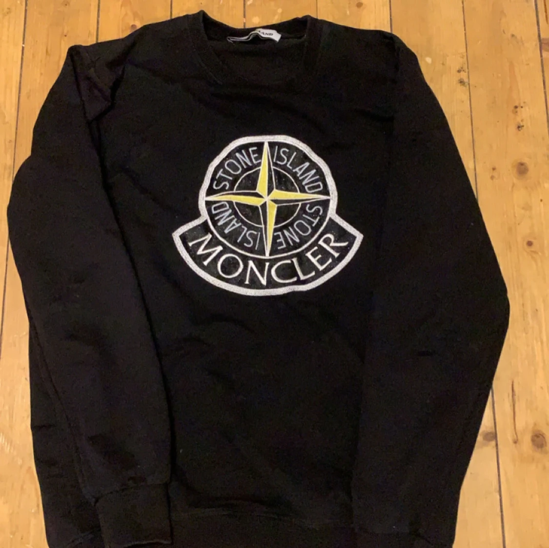 Svart tröja med logga från Moncler och Stone Island