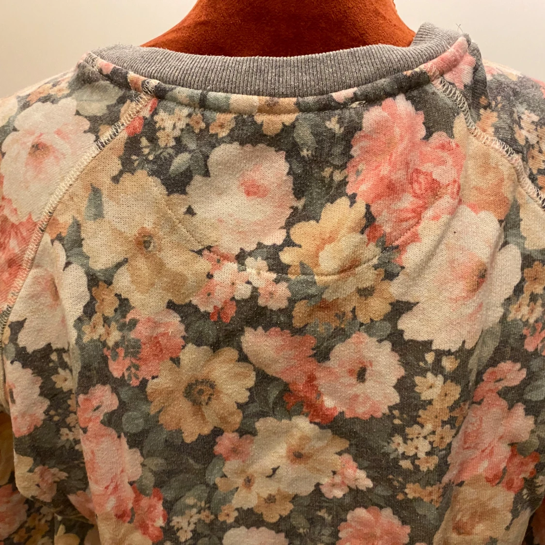 Blommig tröja med långa ärmar MNG M - 92