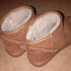 Bruna boots med foder - Mysiga bruna boots med stenar som fin detalj och varmt foder. Perfekta nu då de är vinter. I storlek 40. Skriv vid frågor💕